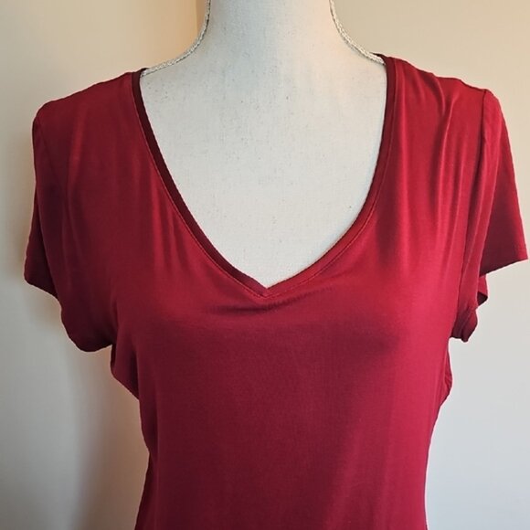 White House Black Market CRANBERRY V-Neck Short Sleeve Top - Picture 2 of 4